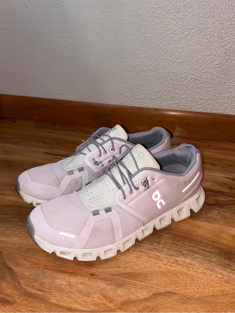 On Cloud 5 Women’s Athletic Running Sneaker Shoes, light pink - size 10